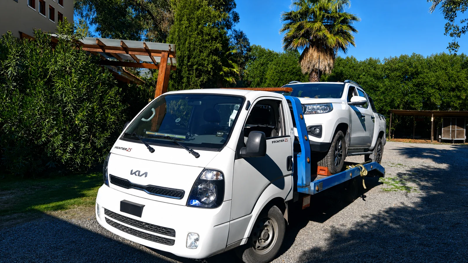 grúa cama trasladando camioneta